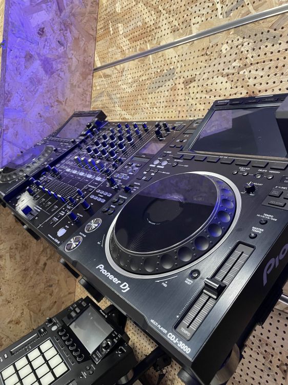 2x Pioneer DJ CDJ-3000 (Decksavers) y 1x DJM-A9 - Bild6