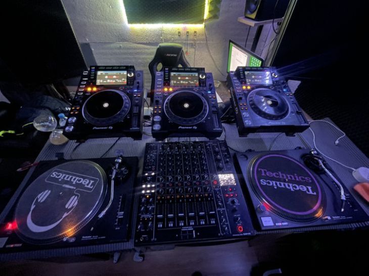 Alquila nuestra cabina de DJ y ven a practicar a Baffle Djs