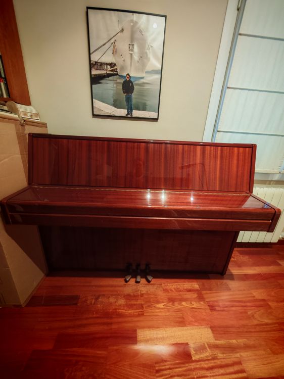 Piano vertical Yamaha M1J con banqueta - Imagen por defecto