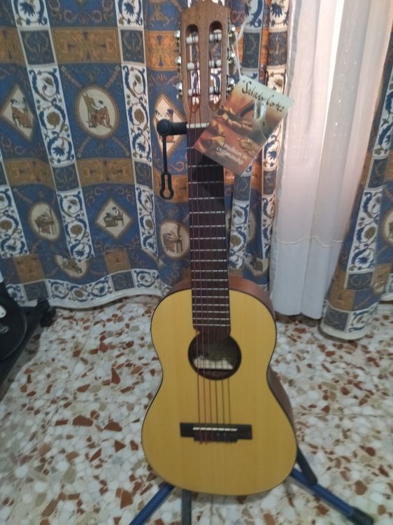 Guitarlele Salvador Cortez - Imagen1