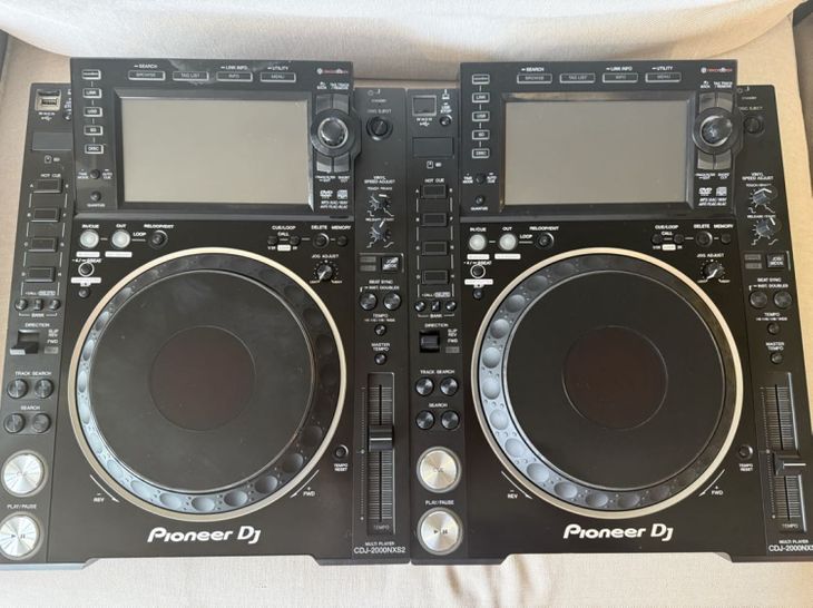 a pair of pioneer cdj 2000 nxs2 - Imagen por defecto