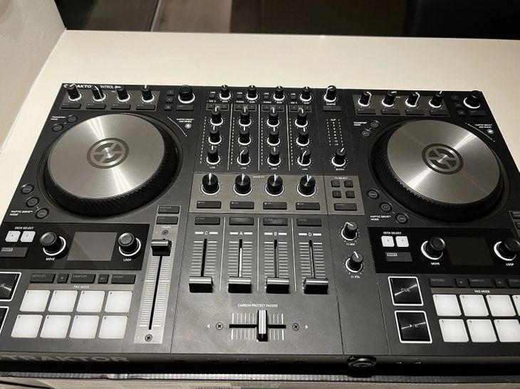 Native Instruments Traktor Kontrol S4 MK3 - Immagine3