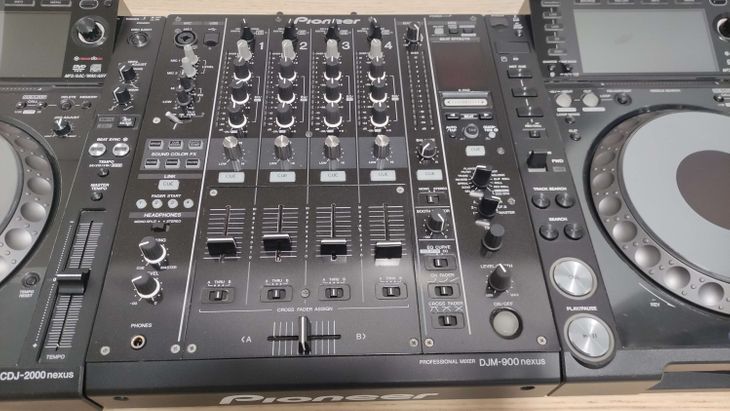 Set 2xCDJ2000NXS + DJM900NXS con Flightcase - Imagen3