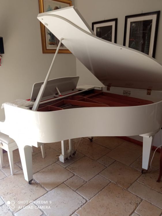 Pianoforte coda Kawai - Imagen por defecto