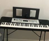 piano eléctrico Yamaha con soporte - Imagen