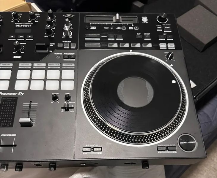 Pioneer DDJ-REV7 - Imagen4