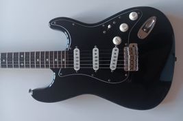 Squier stratocaster Japan E series 1984-1987
 - Image