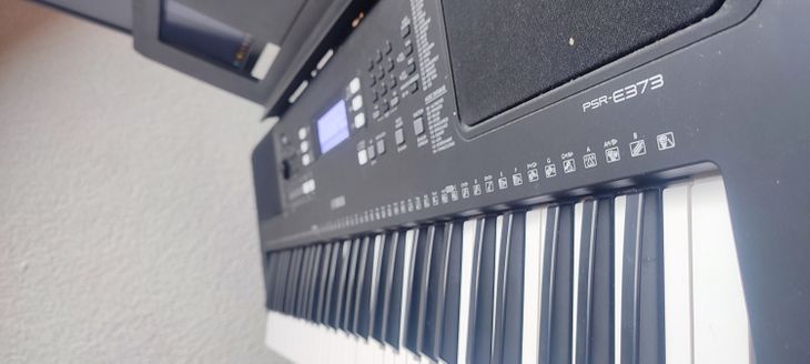 **Yamaha PSR-E373** - Imagen por defecto