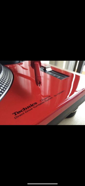 Technics SL 1200 mk2 en color rojo ferrari - Imagen por defecto