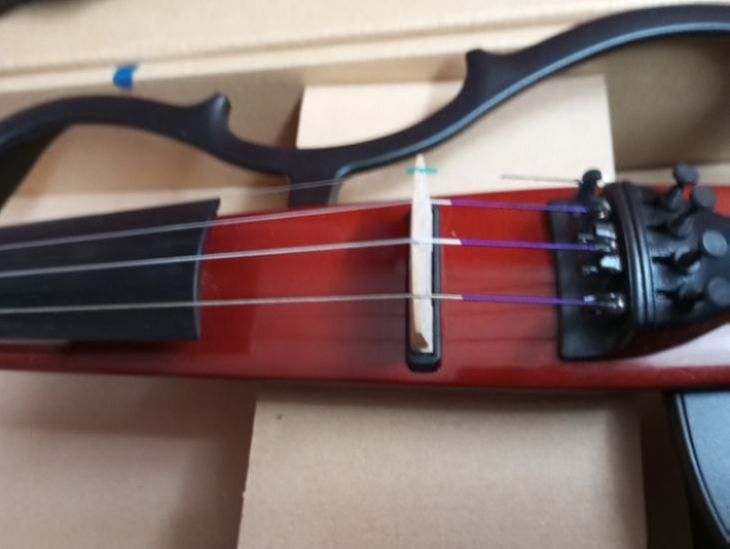 Vendo violín eléctrico Yamaha silent sv130 - Immagine2