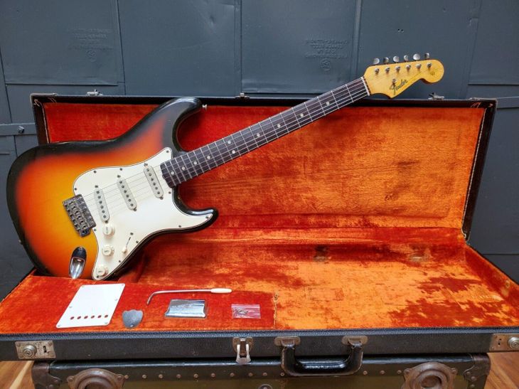 Vintage 1965 Fender Stratocaster electric guitar - Immagine3