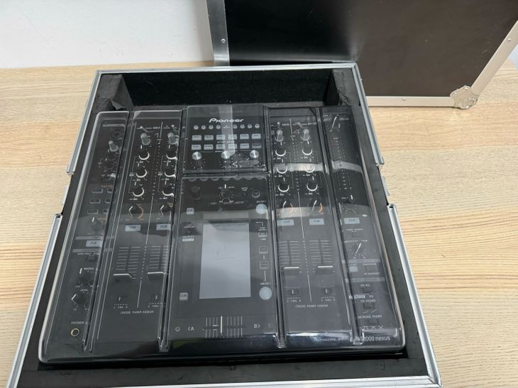 Pioneer DJM-2000NXS con flightcase y decksaver - Image2