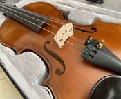 Violon 4/4, basé sur le violon Antonio Strad
 - Image