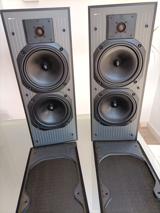 Altavoces KEF Series C40 negros - Imagen3