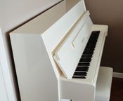 Piano droit Yamaha
 - Image