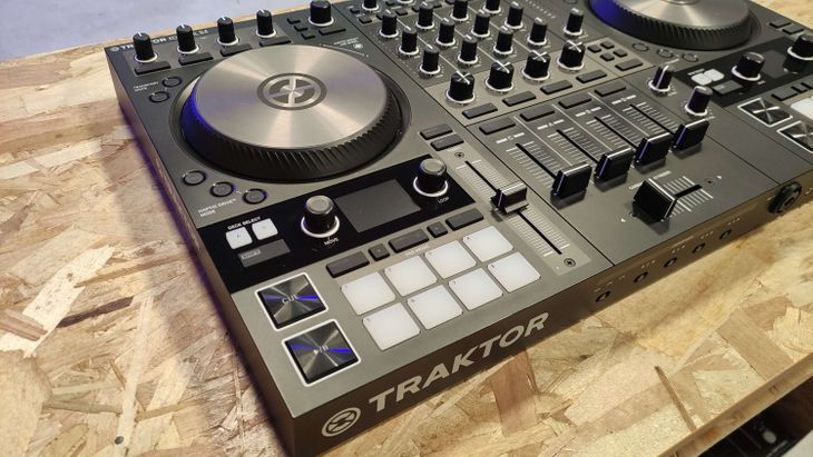 Traktor Kontrol S4 MK3 - Imagen2