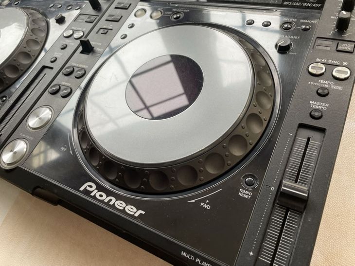 a pair of pioneer cdj 2000 nexus - Imagen4