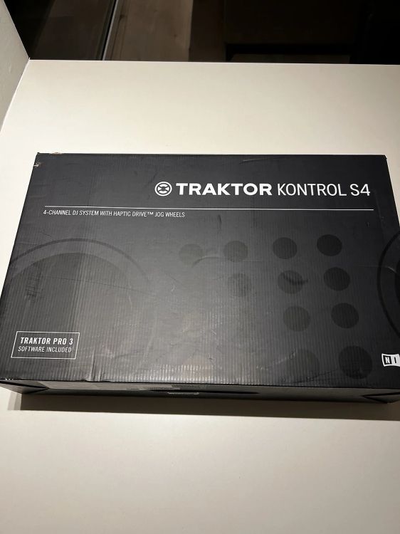 Native Instruments Traktor Kontrol S4 MK3 - Immagine5