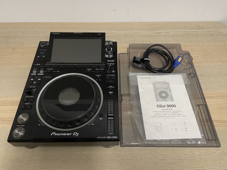 Pioneer DJ CDJ-3000 con decksaver - Imagen por defecto