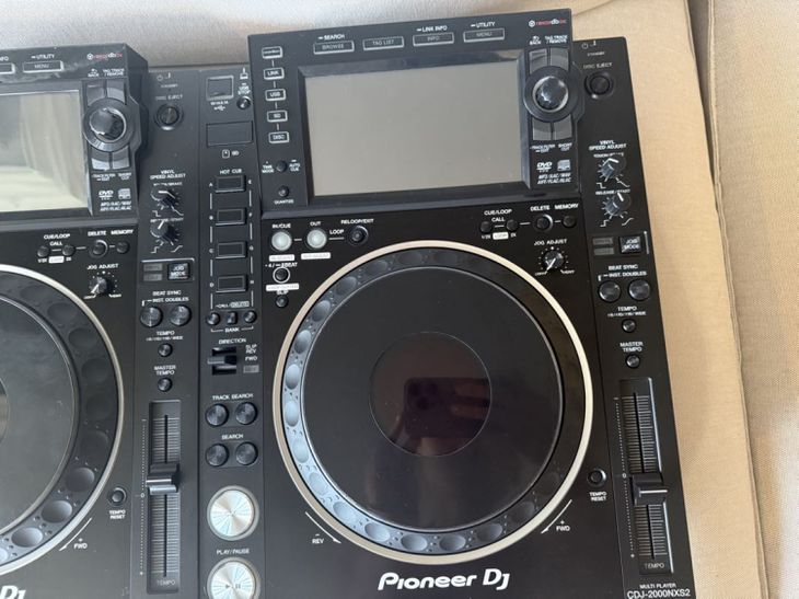 a pair of pioneer cdj 2000 nxs2 - Imagen3