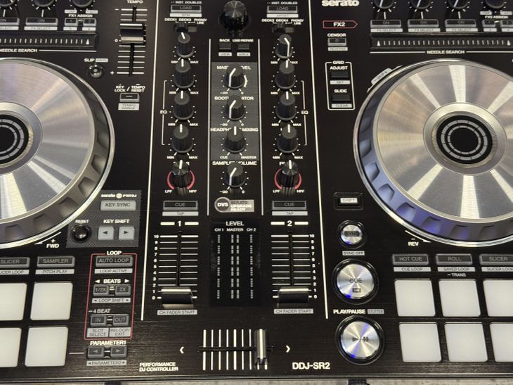 Pioneer DJ DDJ-SR2 con decksaver - Imagen3