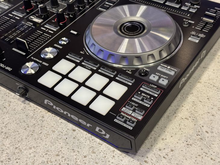 Pioneer DJ DDJ-SR2 con decksaver - Imagen4