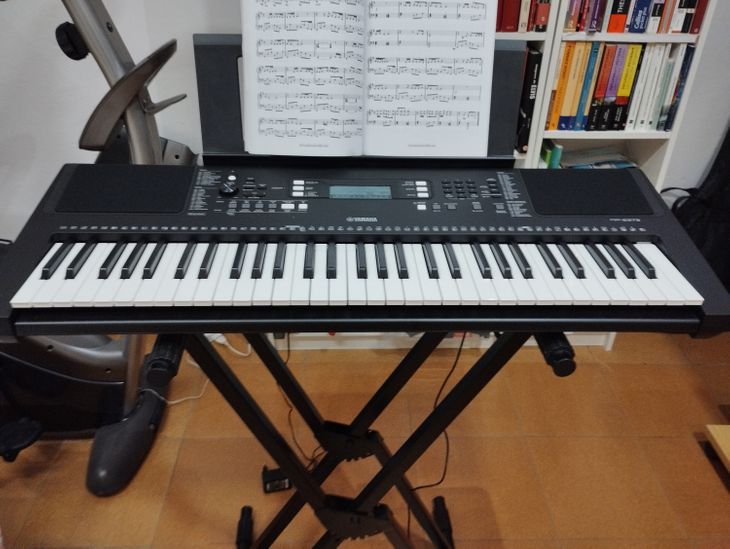 Yamaha PSR E 373 61 teclas pedal ,soporte y funda. - Immagine6