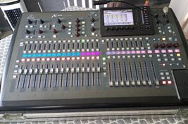 Behringer X32
 - Bild