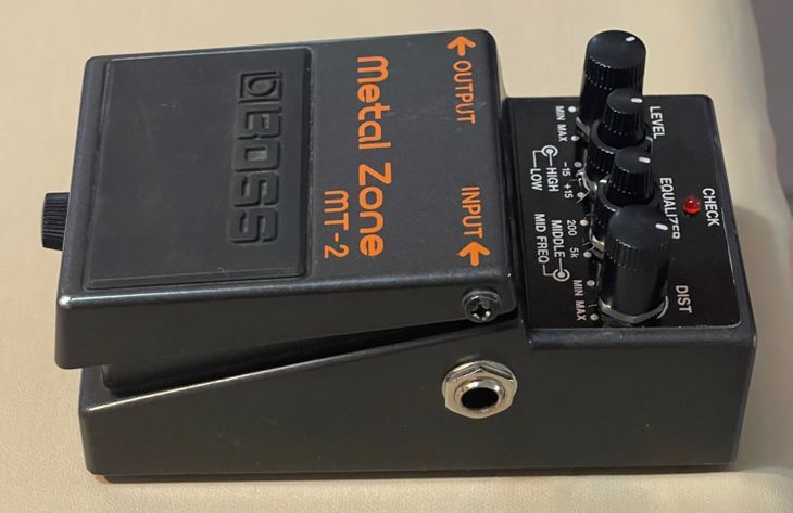 BOSS MT-2 Metal Zone Effetto distorsione chitarra - Imagen3