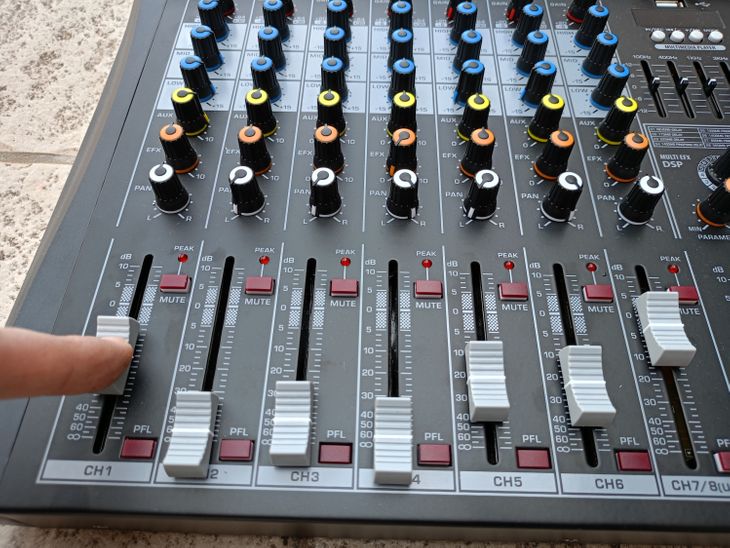 IS 2MIX8PRO 8 Channel Professional Stereo Mixer wi - Imagen4