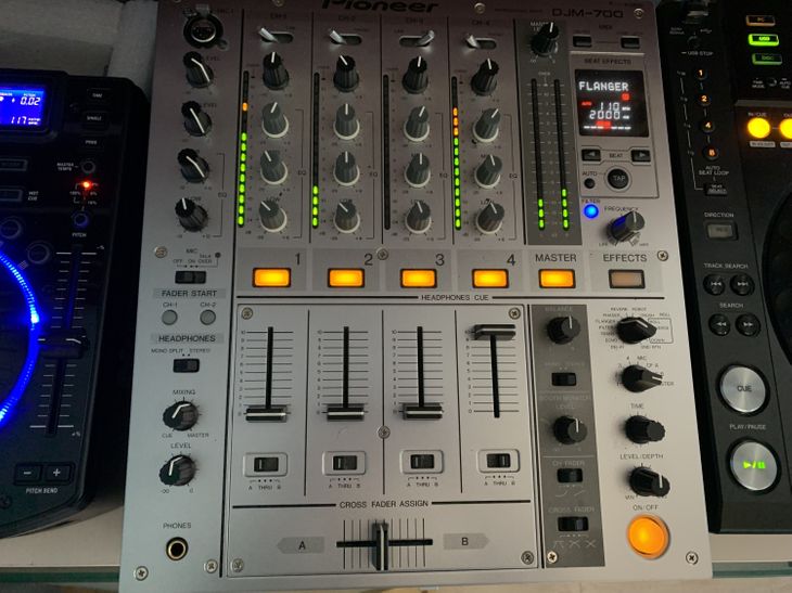 Pioneer DJM-700 (Plateada) - Imagen2