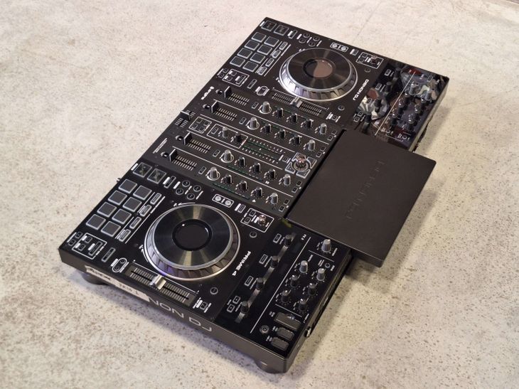 Denon DJ Prime 4 with Decksaver - Imagen4