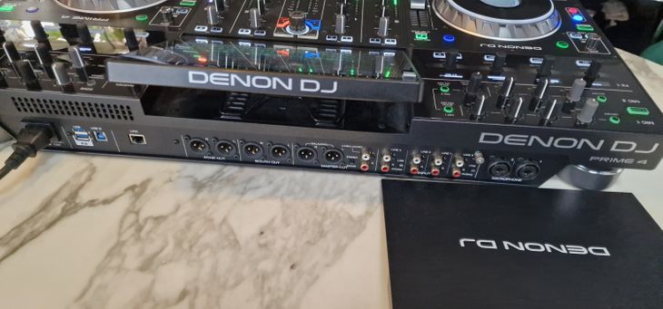 Denon DJ Prime 4 - Imagen2