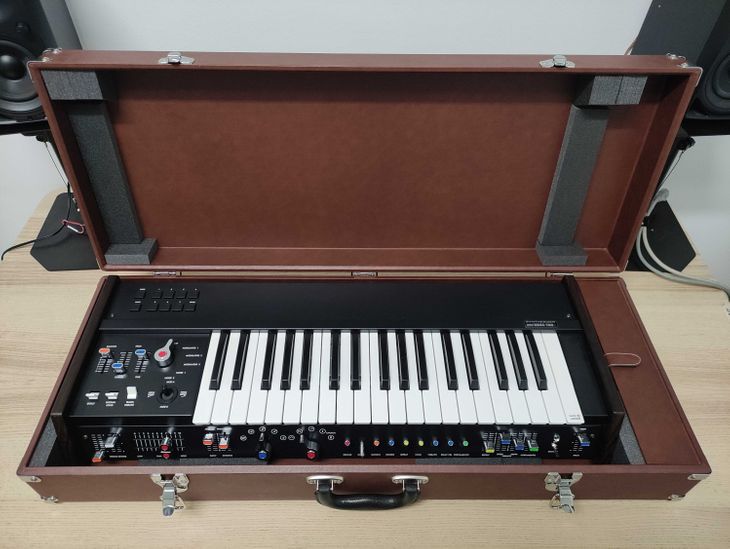 Korg miniKORG-700FS + Case original - Imagen por defecto