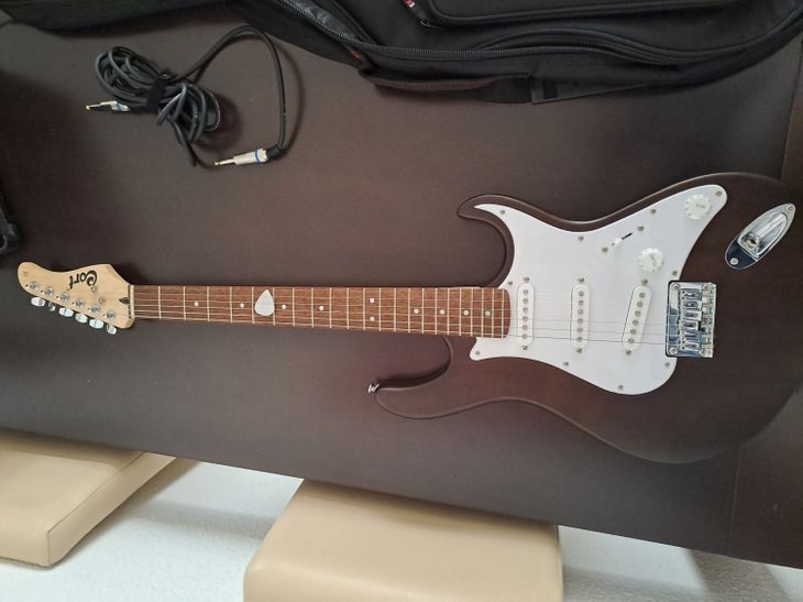 Guitarra eléctrica cort, amplificador ek, cable y - Immagine5