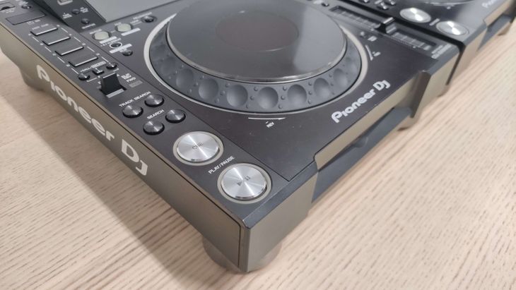 2x Pioneer DJ CDJ-2000 Nexus 2 con Decksavers - Immagine2