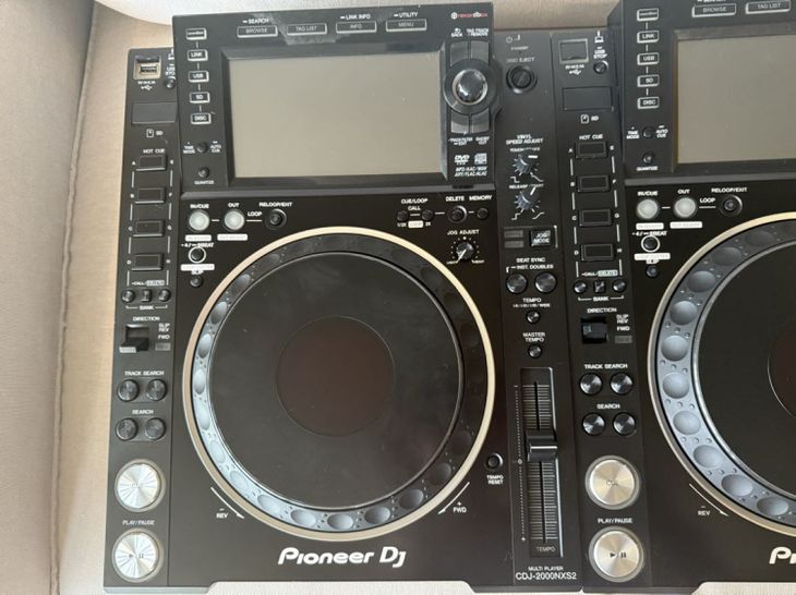 a pair of pioneer cdj 2000 nxs2 - Imagen2