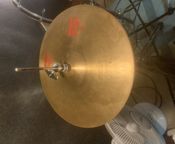 Ich verkaufe Hi-Hat Paiste 2002 Medium 14"
 - Bild