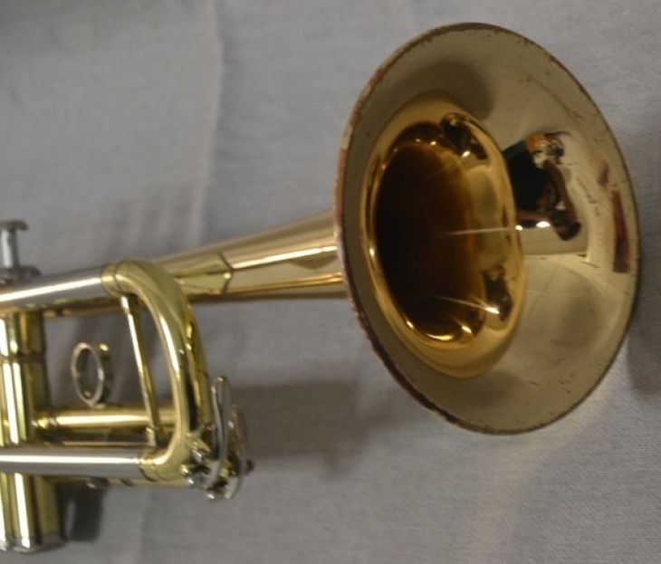 Trompeta Sib Yamaha 4325G lacada - Imagen5
