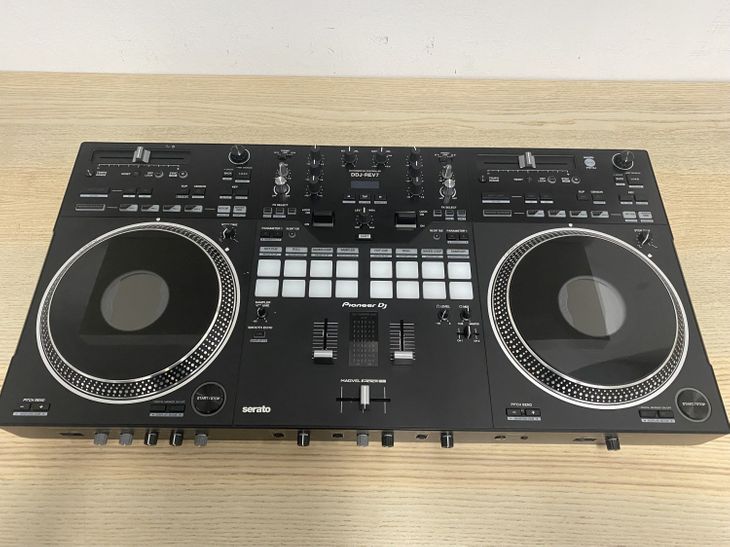 Pioneer DJ DDJ-REV7 con flightcase - Imagen por defecto