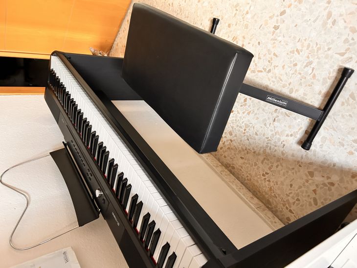 Piano digital nuevo a estrenar - Imagen por defecto