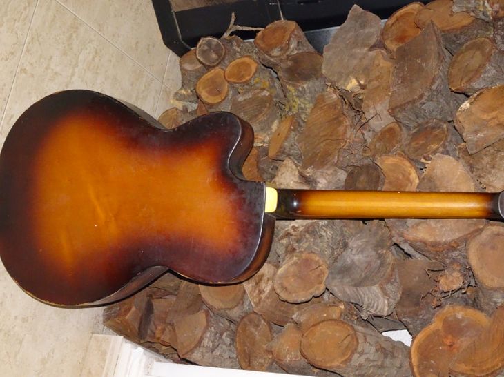 Guitarra antigua de Tauscher (Taco) - Imagen por defecto