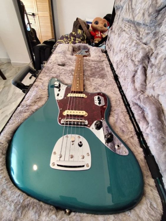 Fender Vintera '60s Jaguar with Pau Ferro Fretboar - Image2