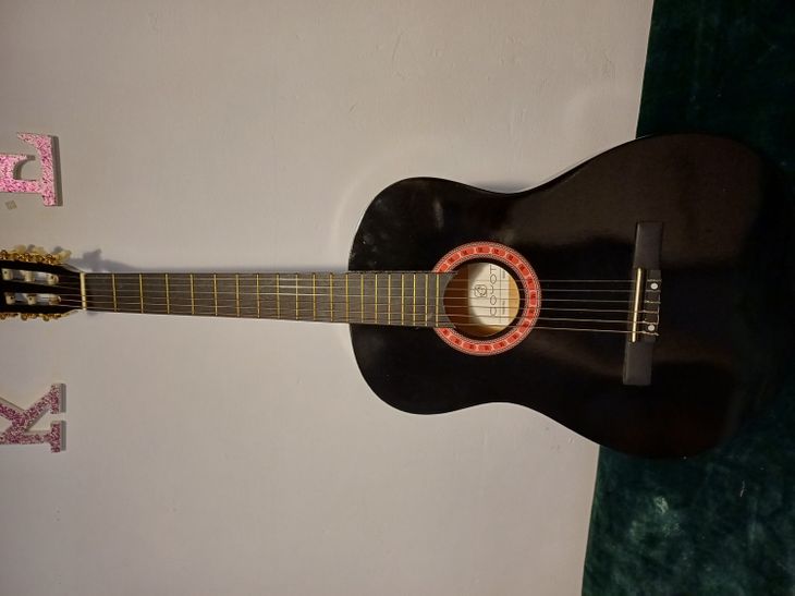 Guitarra clásica coyot negra - Imagen por defecto