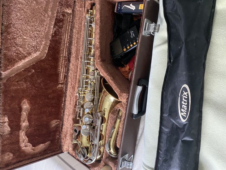 Saxofon Yamaha YAS 25 y accesorios - Imagen por defecto