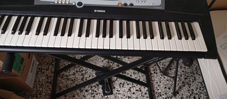 Piano Yamaha PSR-E213 con pedal sustain - Image2