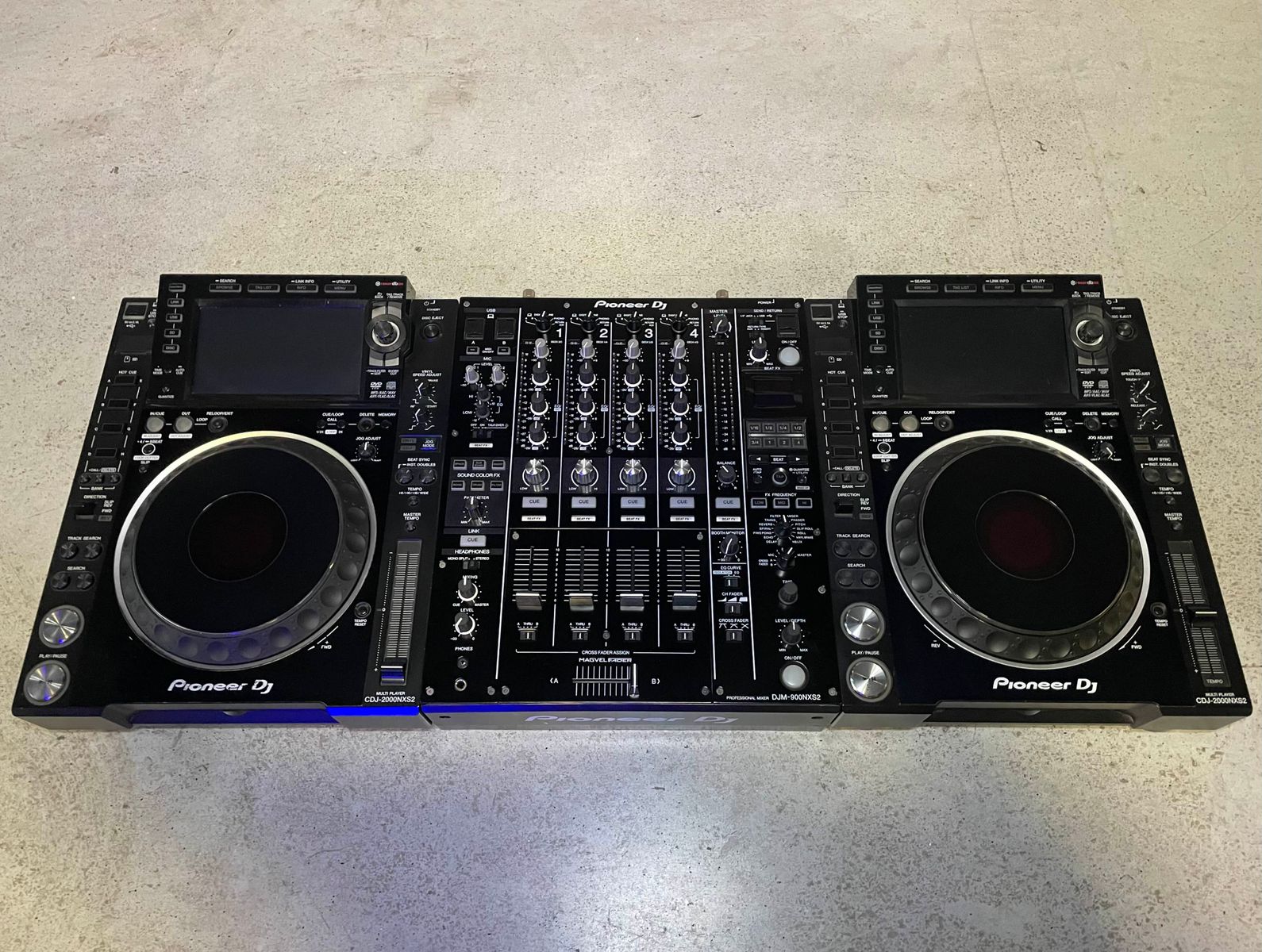 2x pioneer cdj 2000 nexus 2 + djm 900 nexus 2