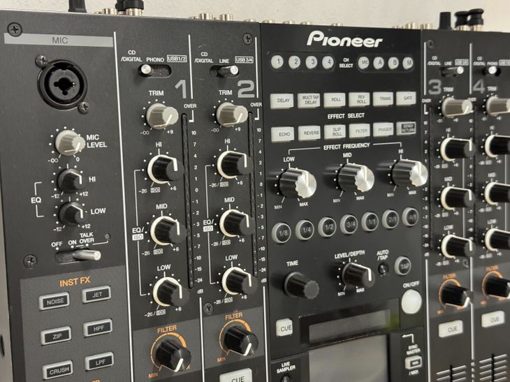 Pioneer DJM-2000NXS con flightcase y decksaver - Imagen5