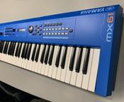 Yamaha MX61 Synthesizer-Tastatur mit 61 Tasten
 - Bild