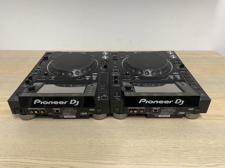 2x Pioneer DJ CDJ-2000 Nexus 2 con flightcases - Immagine2